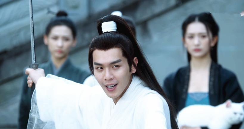 李庚希|长相普通不是你的错，但演女主只会“站桩”，就别怪女配抢风头了