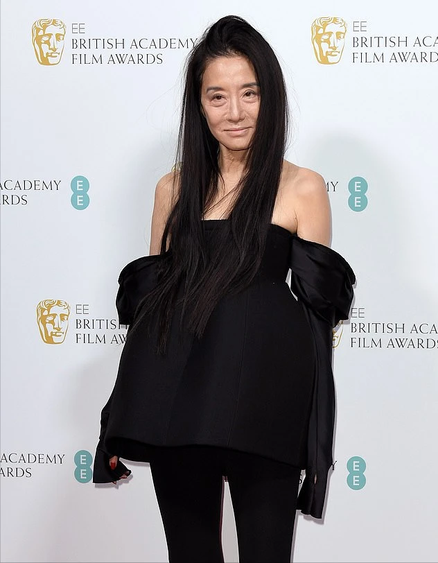 时尚风行派|72岁王薇薇秀身材上瘾?穿超短裤踩恨天高太性感,小36岁男友真帅