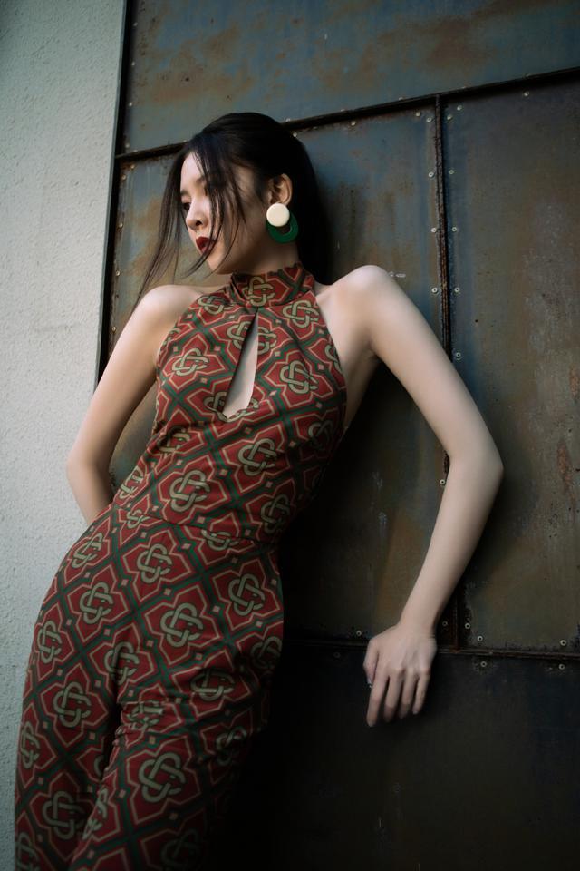 旗袍公馆|宋妍霏靠身材出圈,穿连体裤领下还挖个洞,转身后腰线惊艳了