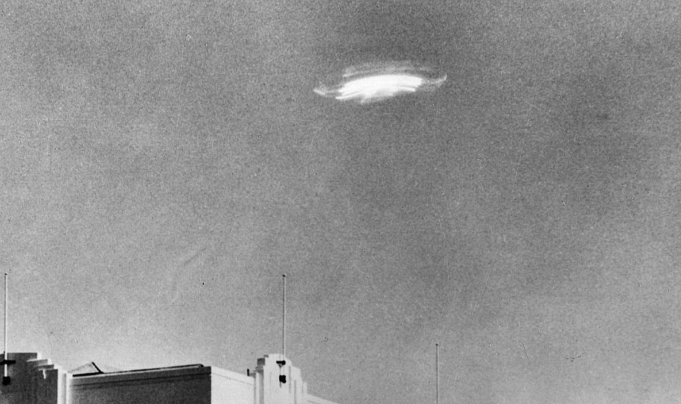 UFO ?韩国天空出现多个不明发光体，保持队形飞行，超高音速飞行后消失