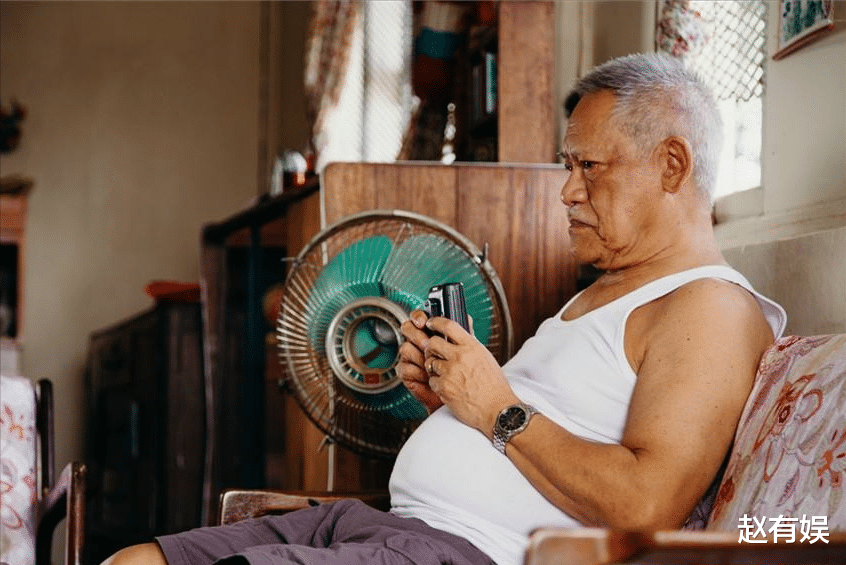 吴耀汉|82岁身家35亿，3年买下11栋楼，却为何不愿意给儿子一套？