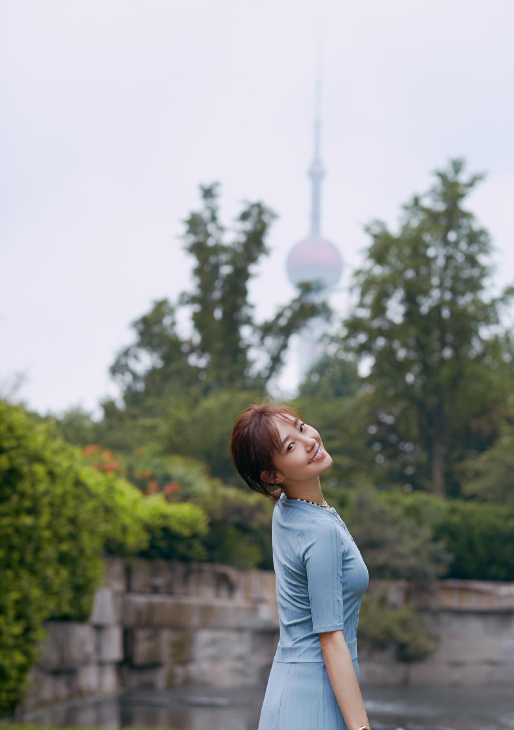 连衣裙|白百何这次太美了，雾霾蓝连衣裙配卷毛刘海，清新甜美又高级