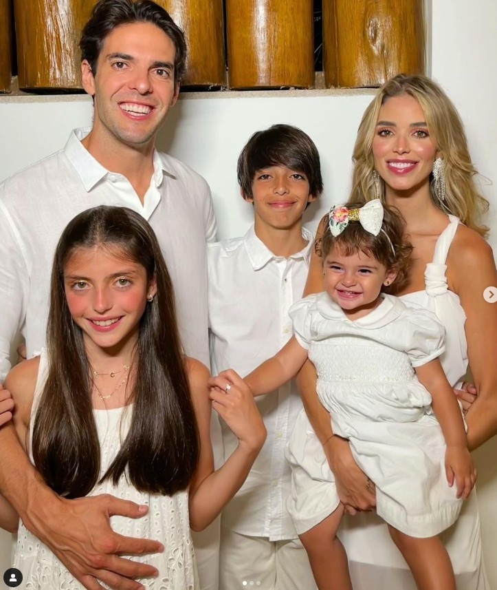 卡卡|卡卡曬全家福！和二婚妻子恩愛(ài)幸福，兩個(gè)前妻生的孩子都跟了后媽