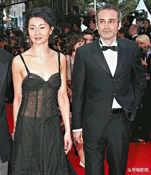 张曼玉|56岁张曼玉暴瘦住平民区？街边买39元内衣，改当歌手活出自我