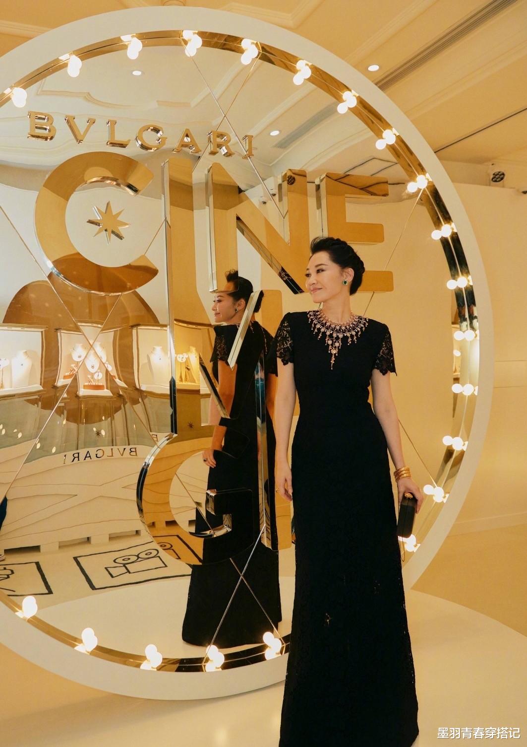 墨羽青春穿搭记|许晴的“娇媚”年轻人都比不上，身材紧致有料眼里有光，太有韵味