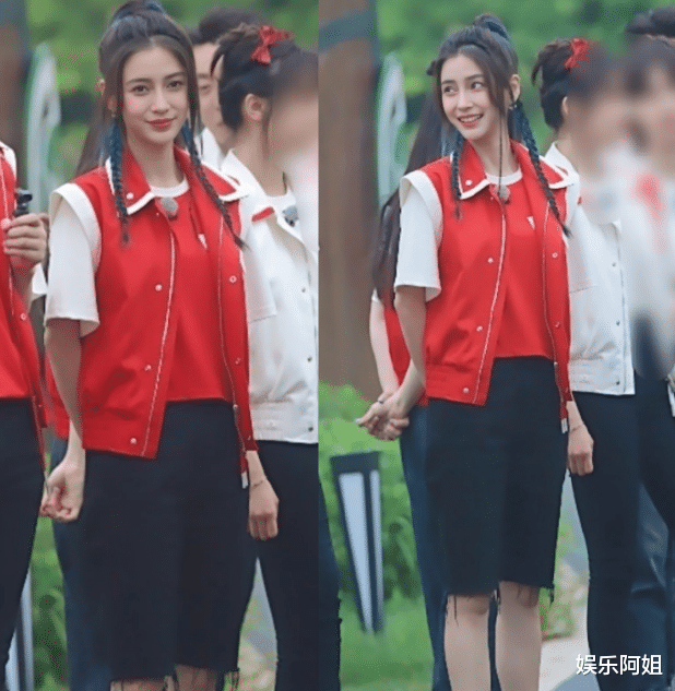 蔡徐坤|跑男最新路透释出！baby裤子丑，蔡徐坤筷子腿吸睛，她凭气质赢了