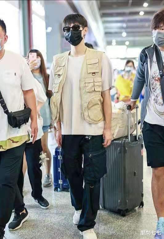 陈飞宇|陈飞宇改中国籍后首次露面,打扮清爽被簇拥装高冷,仨助理排场大