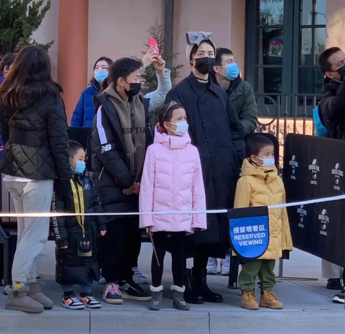 张嘉倪|孙莉一家五口游环球影城,多多牵弟弟超有爱,黄磊全程充当工具人