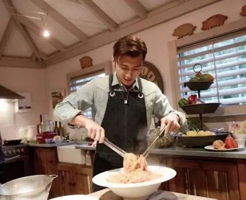 黄子韬|5位拥有“神技能”的明星，徐锦江一幅画卖80万，黄子韬多才多艺