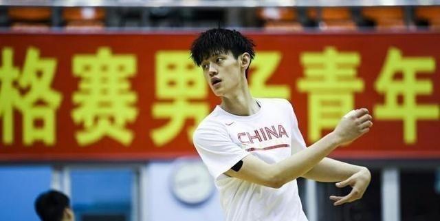 憨爸爸育儿|两战53分18板6帽5助，17岁的他已经是Bug，首钢不放人是对的！