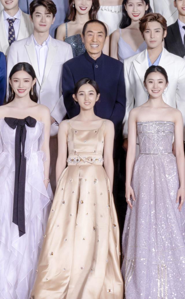 沈月|颁奖典礼，张艺谋和女艺人合影，张子枫刘浩存沈月位列其中！