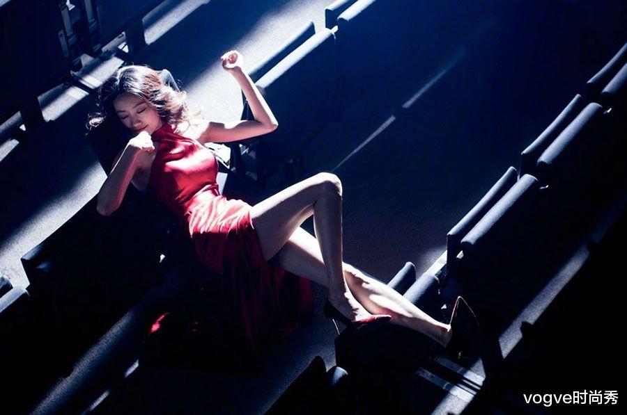 张小斐|《你好，李焕英》播出后，张小斐“影院照”被疯传，大长腿太吸睛