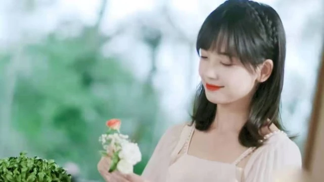 王冰冰|央视甜心王冰冰哪像31岁！穿紧身潜水服身材有料，素颜神似章泽天