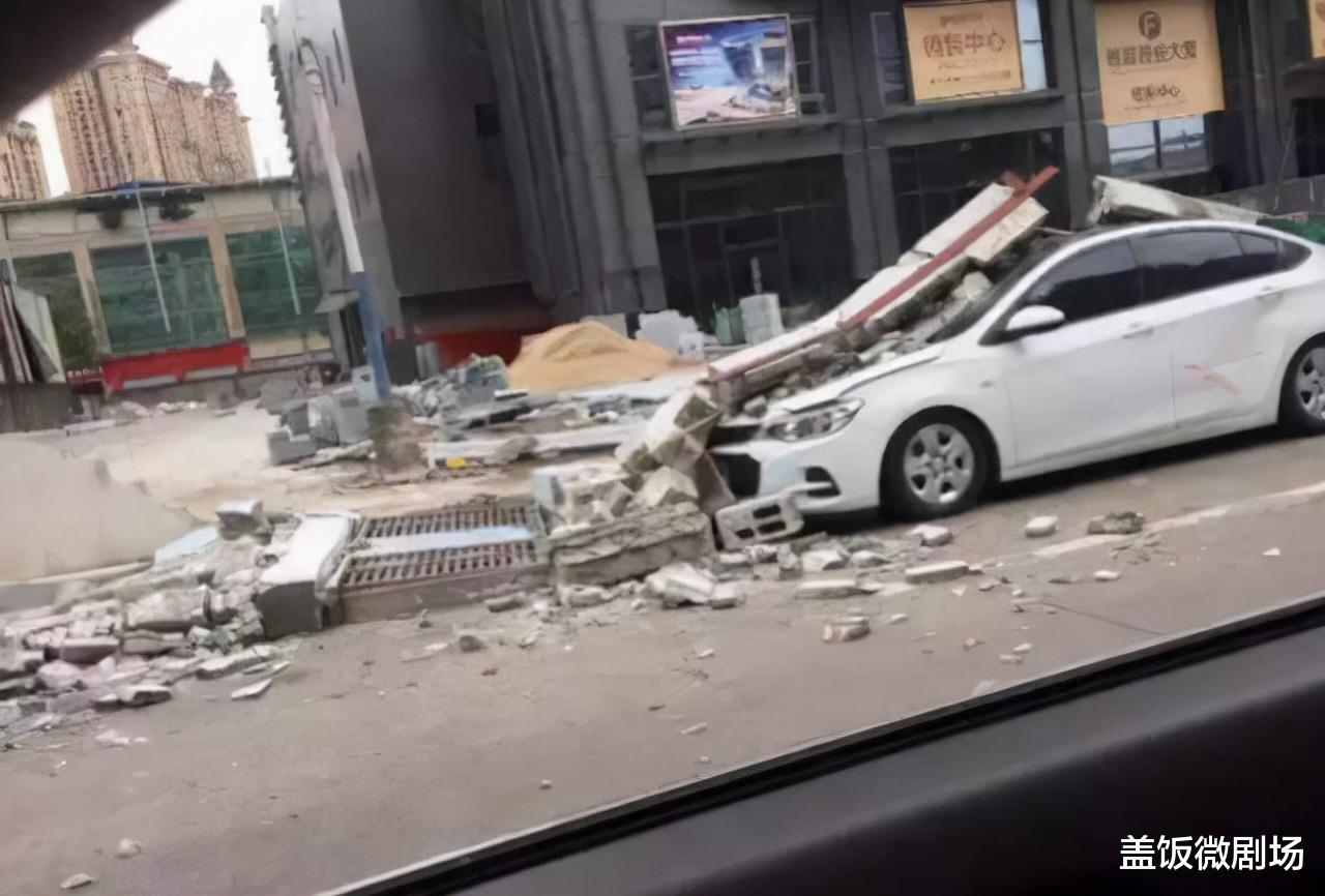 高楼外墙脱落砸死人,谁负责?整栋楼的业主赔偿合理吗?纪录片