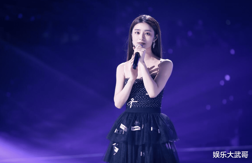 中国好声音|《中国好声音》五强争霸赛，王馨、张露馨被淘汰，说到底颜值还是关键