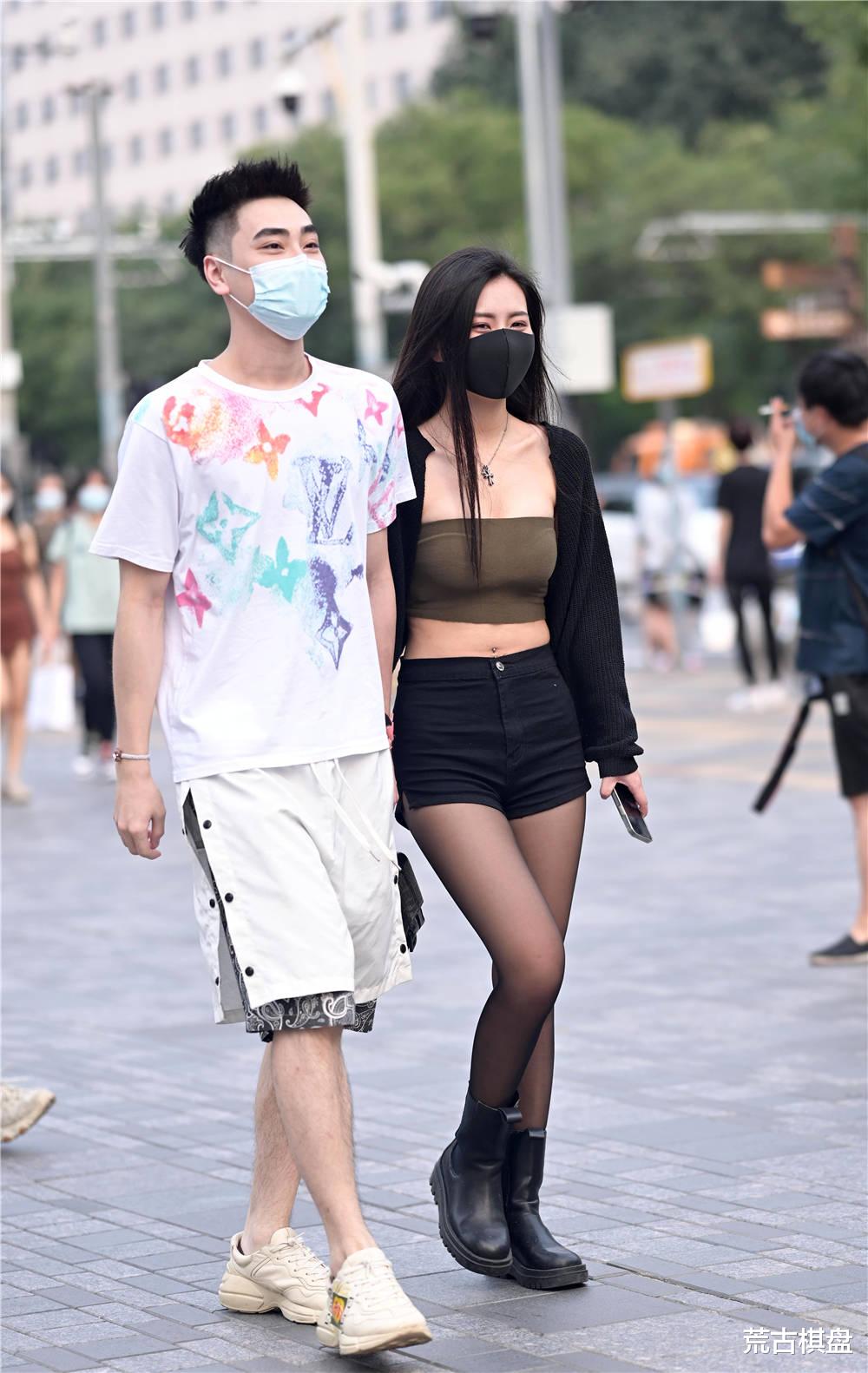 荒古棋盘|黑色丝袜，很多姑娘喜欢，初秋时节可以搭配出不一样的味道