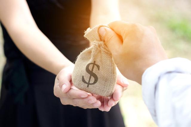 职场故事|借钱给同事，千万要三思