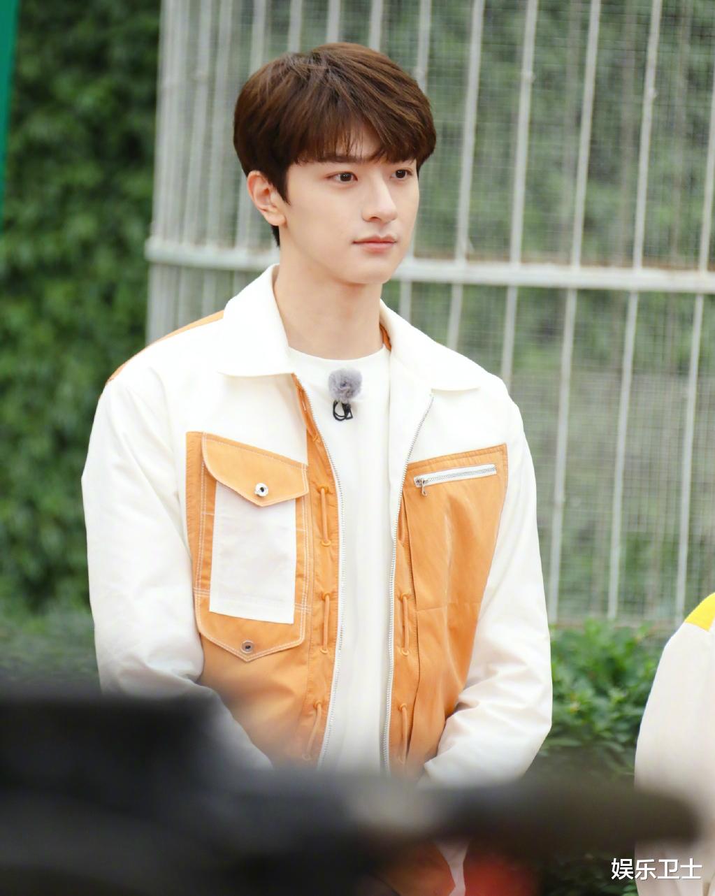 Angelababy|奔跑吧黄河篇山东路透，angelababy雨中打伞造型清纯，宋雨琦水肿，白鹿养眼