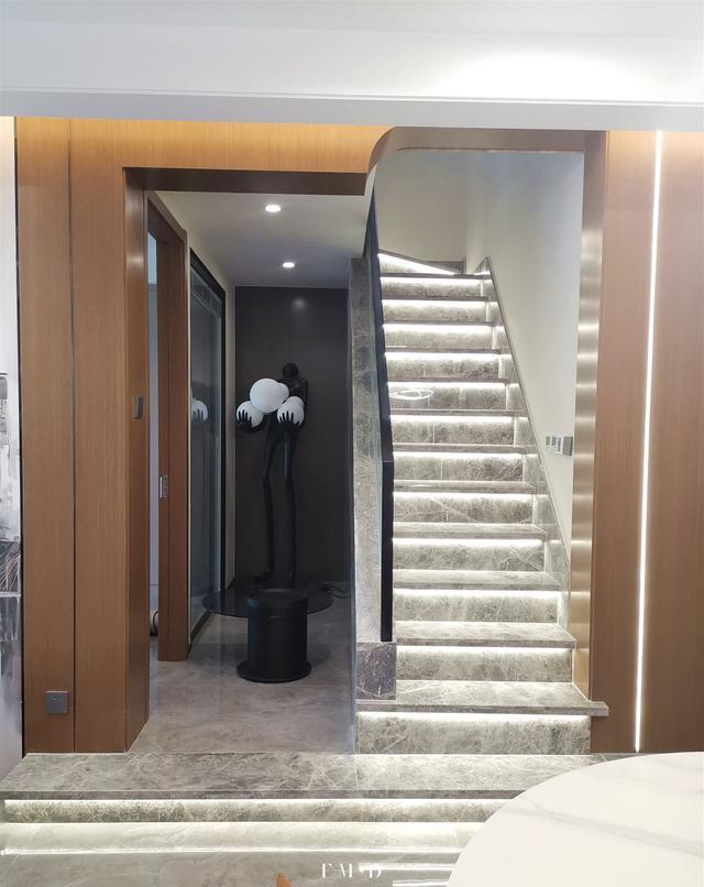 论高级感，天然大理石楼梯没输过！一层一层嵌上灯带，漂亮好抢眼