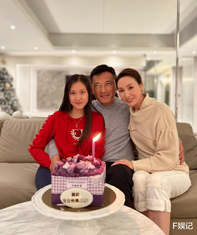 钟嘉欣|钟嘉欣携子返港过圣诞不寂寞 与林文龙郭可盈一家开心相聚