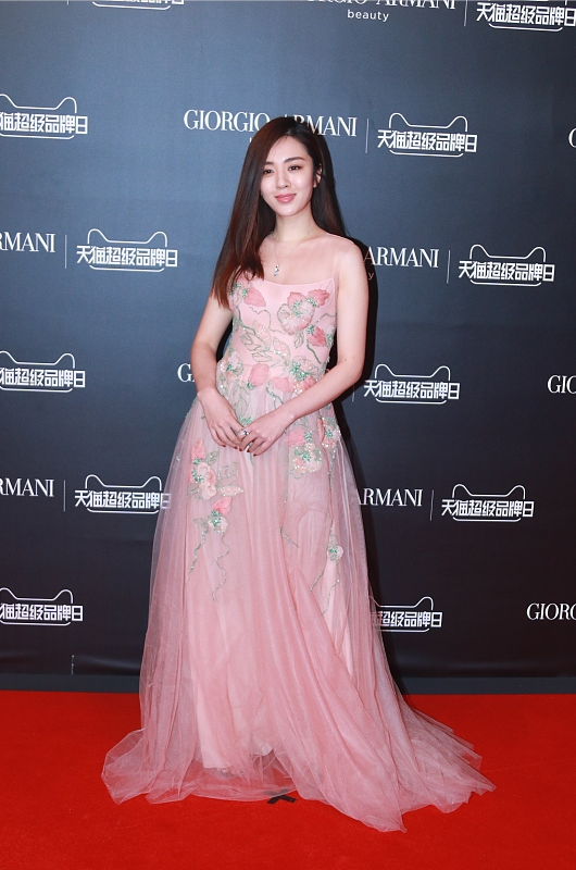 王晓晨|王晓晨的身材真让女孩子羡慕，不胖不瘦刚好，穿显黑粉裙也好美