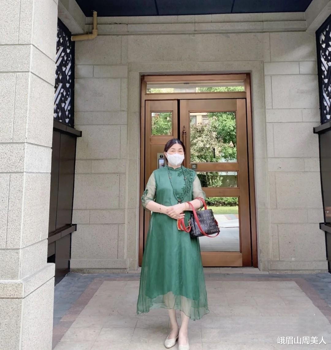 峨眉山周美人|有肚子的女人别只会“塞衣角”，学咏梅的显瘦穿法，藏肉又时髦