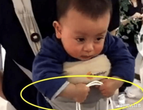 周兰育儿日志|2岁宝宝帮妈妈提购物袋，困得要睡着了也不松手，网友：好可爱