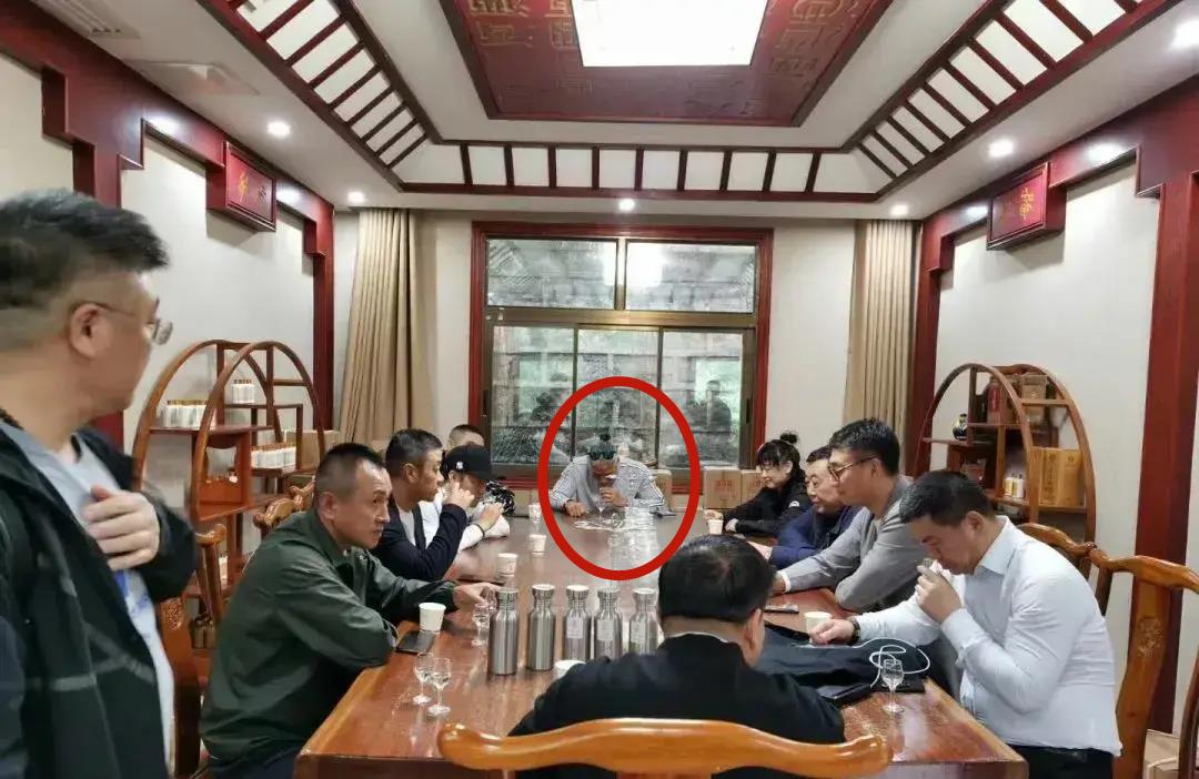 张耀扬|57岁张耀扬现身参加聚会,包间拥挤满桌狼藉,疑似正式复出捞金