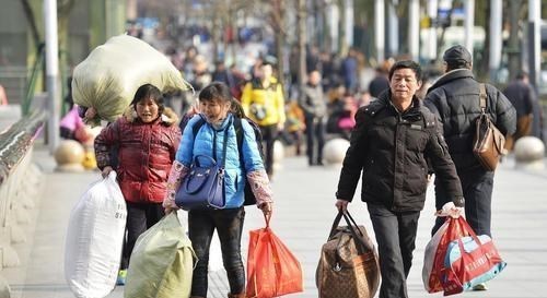 春节|春节已经过去一个多月好多人开始返乡，提着大包小包，让人心酸