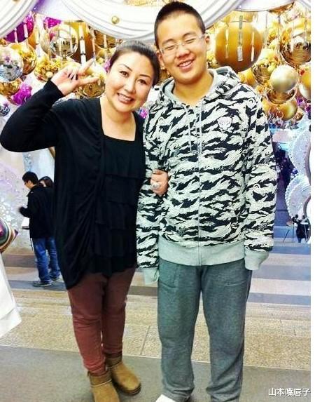 郭德纲|郭德纲为娇妻庆生！王惠穿粉衣锅盖头像假发，6岁小儿子又白又胖