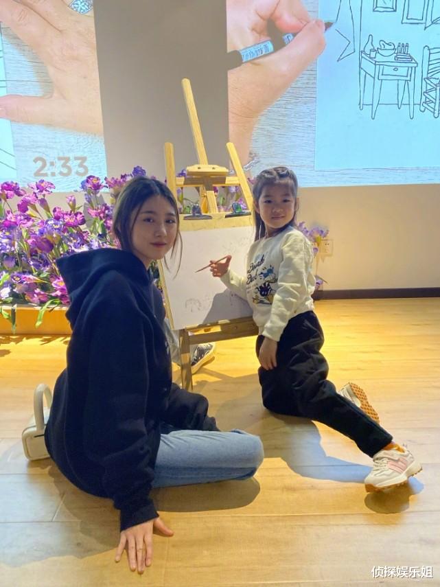 章子怡|章子怡与女儿亲子锻炼，醒醒被妈妈亲自压韧带，母女配合太有爱