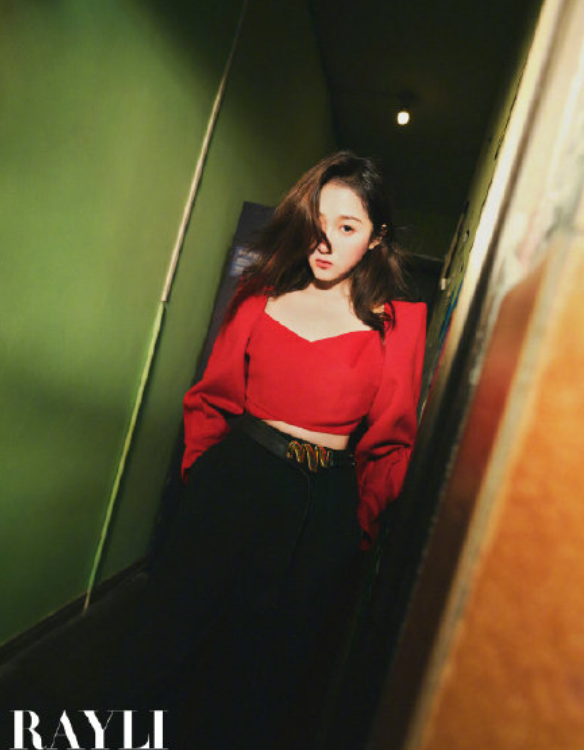 金球奖|关晓彤1月刊封面释出！挑染红发、棒球帽、炫彩西装，温柔又冷艳