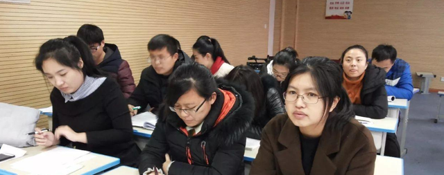 雪落无尘谈|师范生需要考编当老师，名校生直接录用入编，差别待遇引发争议
