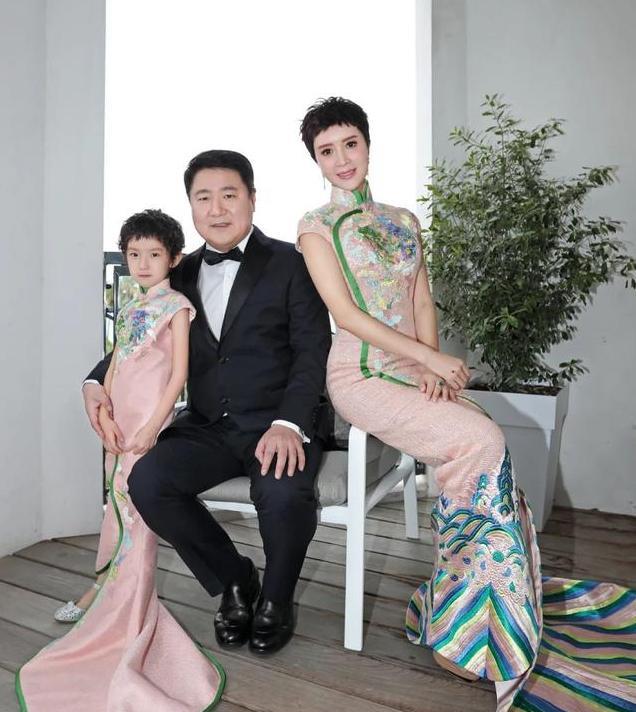 陈晓|46岁金巧巧晒“对口型”视频，因夸张表情被嘲，高素质回应获赞