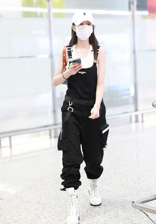 清娱吧|沈梦辰衣品真不错,红色长上衣配黑白条纹半身裙,时髦又有格调