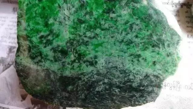 玉雕|1200块翡翠被粗切,老板大哭一场,看看玉雕大师如何化腐朽为神奇