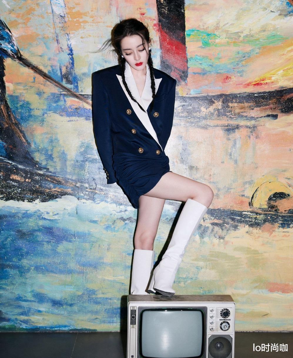 lo时尚咖|迪丽热巴“蓝色挑染”太惊艳，女团风造型又甜又飒，就是有点显胖