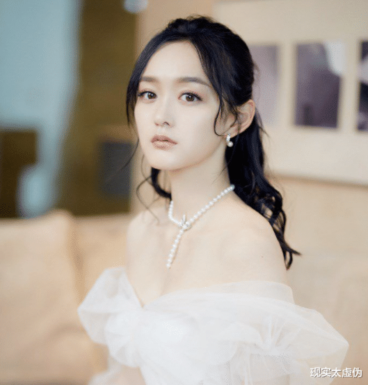 鲁班|何泓姗是最喜欢玩王者荣耀的女星了吧？为了买皮肤才演戏，有事没事还扮演小鲁班