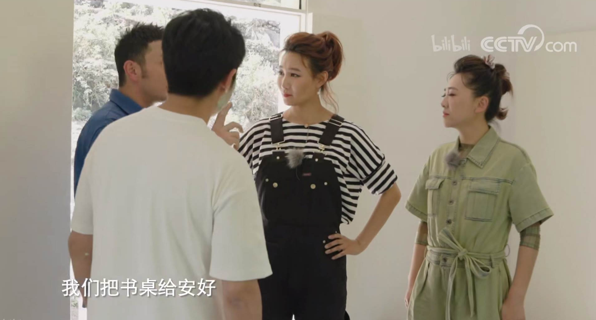 背带裤|李梓萌私下真洋气，扎高马尾和新闻里差距好大，穿背带裤哪像43岁