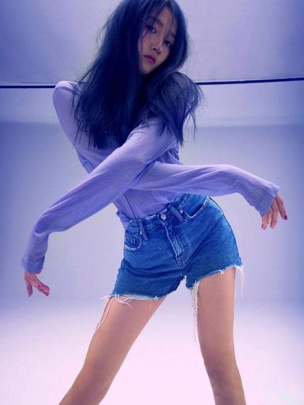 关晓彤|23岁关晓彤一头蓝发好性感！扭腰摆胯眼神妩媚，穿超短裤秀大长腿