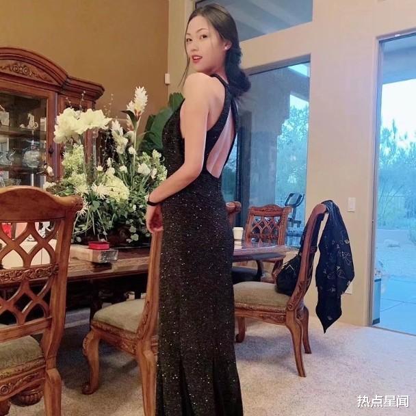 何美钿|“皇帝专业户”李龙基爷孙恋妻子曝光，相差近40岁，颜值不输明星