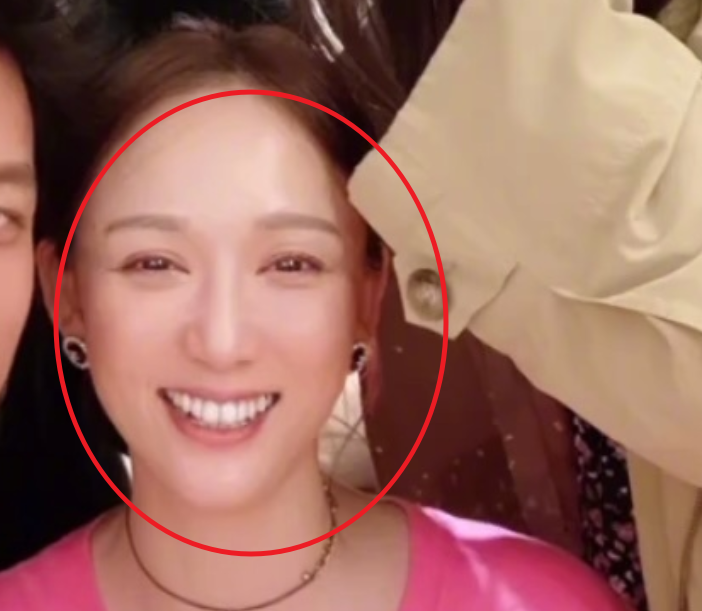 锦鲤祝福 陈乔恩迎42岁生日，与男友艾伦甜蜜合照，谁知她的状态更吸睛