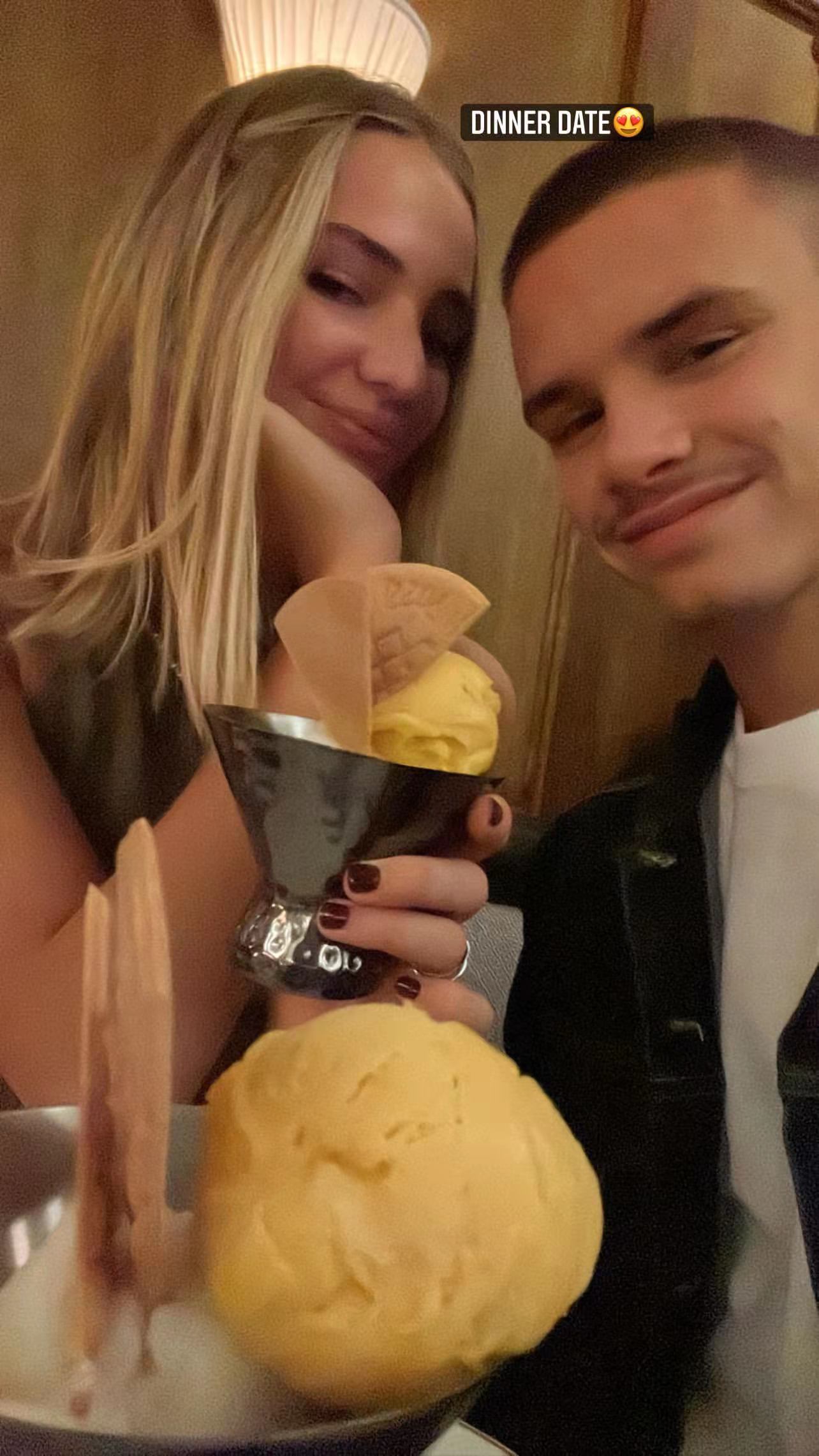 二哥|11岁的小七和二哥合影！当年趴在罗密欧后背上的小姑娘，长大了