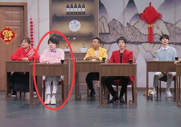 宋亚轩|宋亚轩录节目上课吃柚子，却意外带火偷吃姿势，一般人不敢模仿