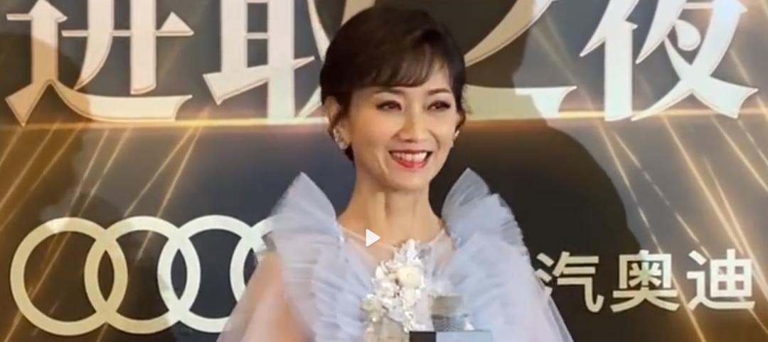 李若彤|年终红毯：Baby白得“冻”人，李若彤秀水蛇腰，张雨绮巧遮事业线