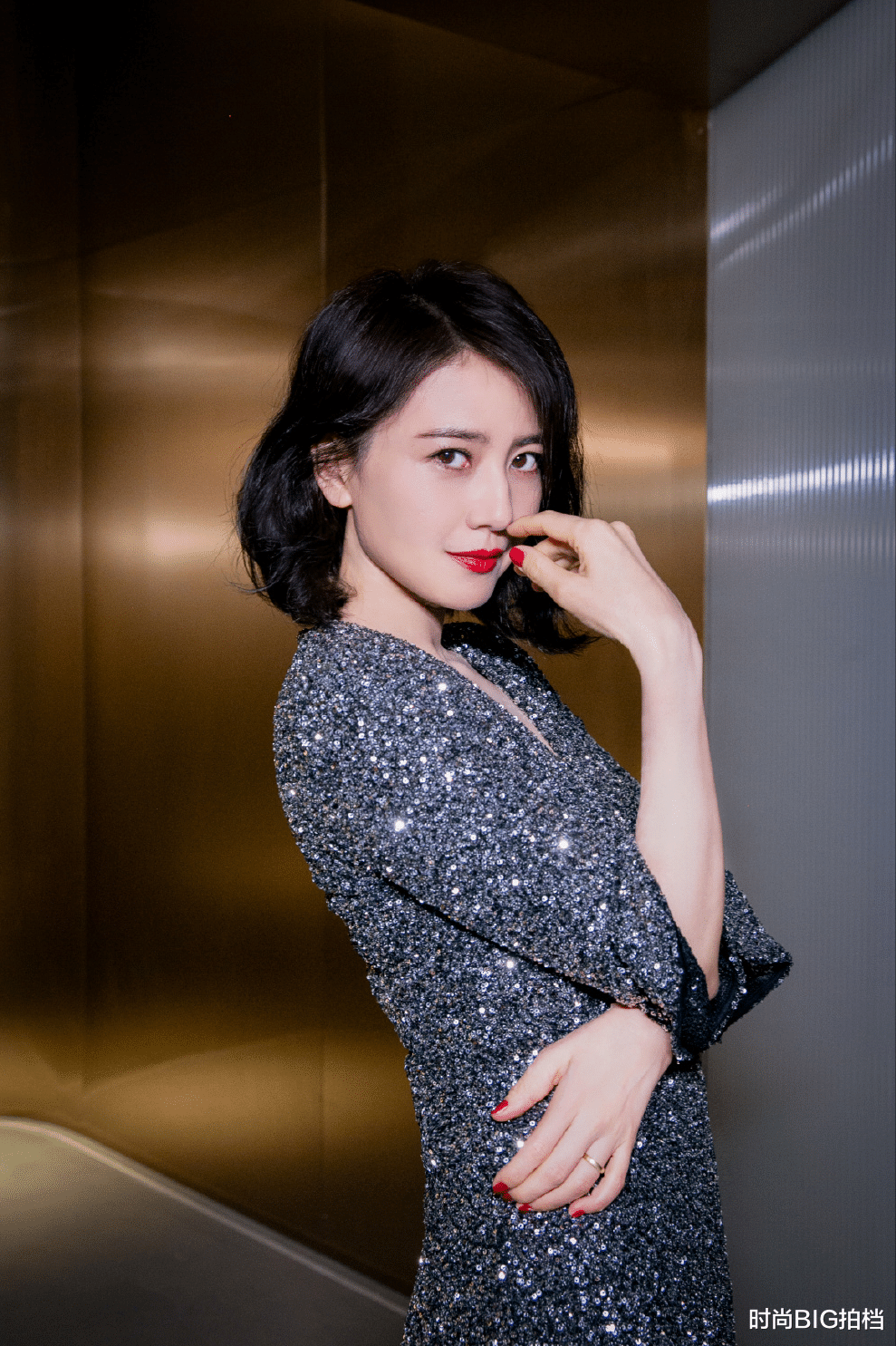 高圆圆|41岁“国民女神”高圆圆美绝了!穿钻石连衣裙秀身材,红唇短发好惊艳