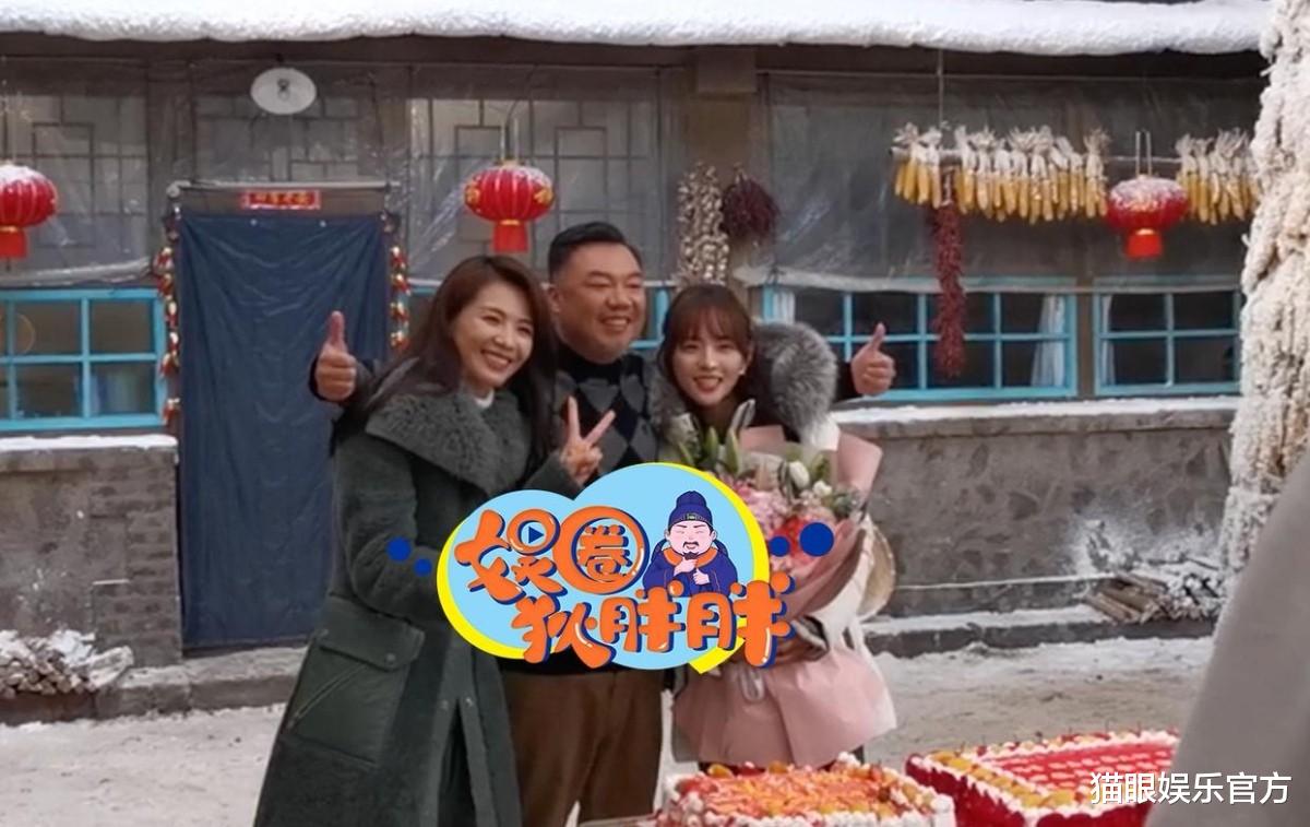 张嘉倪|姐妹情深！刘涛张嘉倪新戏杀青，两人互相嬉戏打闹，还嘴对嘴亲吻