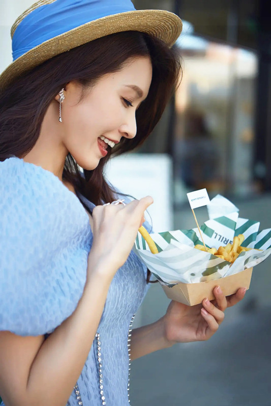 全球时尚号|气质女神徐洁儿,穿泡泡袖裙装藏不住美,唐嫣的颜值曾黎的身材