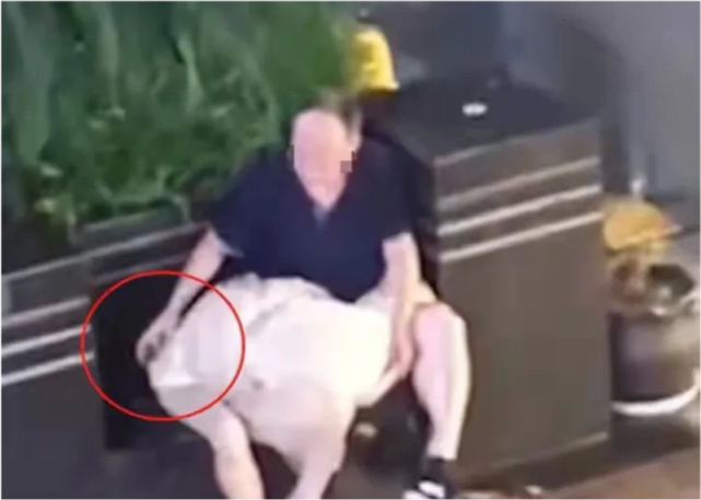 浙江省 浙江：女子喝醉被老人“紧紧抱住”，目击者：上下其手，衣服还被翻开！