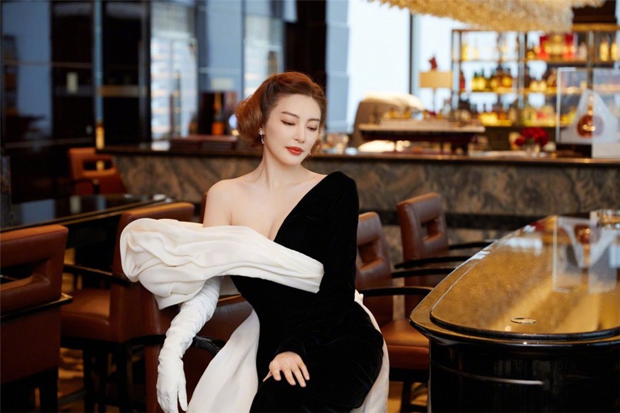 华晨宇|张雨绮也开始走豪放路线，紧身抹胸装配项圈，看上去成熟不少